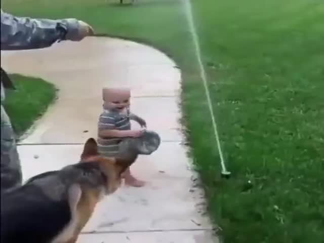 A Toddler Shows His Friend That There's No Need To Be Afraid Of The Sprinkler (VIDEO)