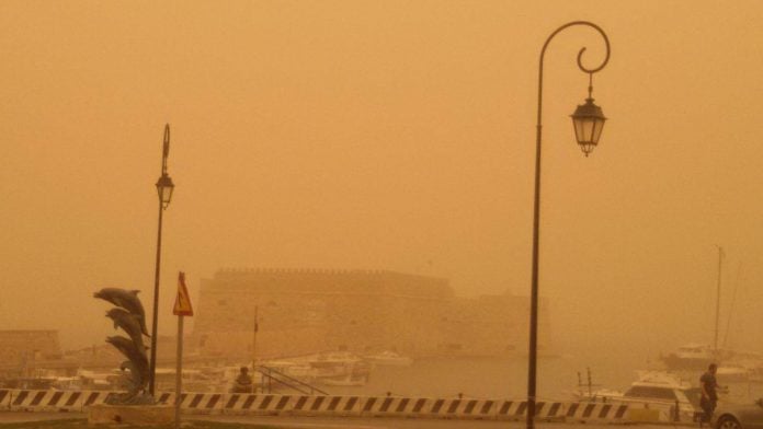 Strong winds disrupt ferries, bring cloud of dust to Crete