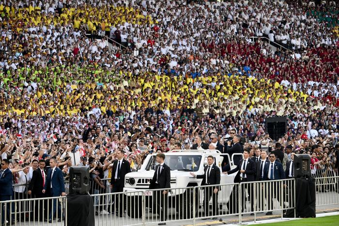 Pope bids farewell to Indonesians - 'make noise'