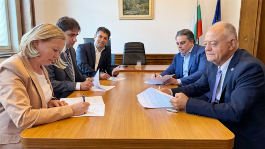 We Continue the Change, Democrats for a Strong Bulgaria and Yes Bulgaria sign a coalition agreement