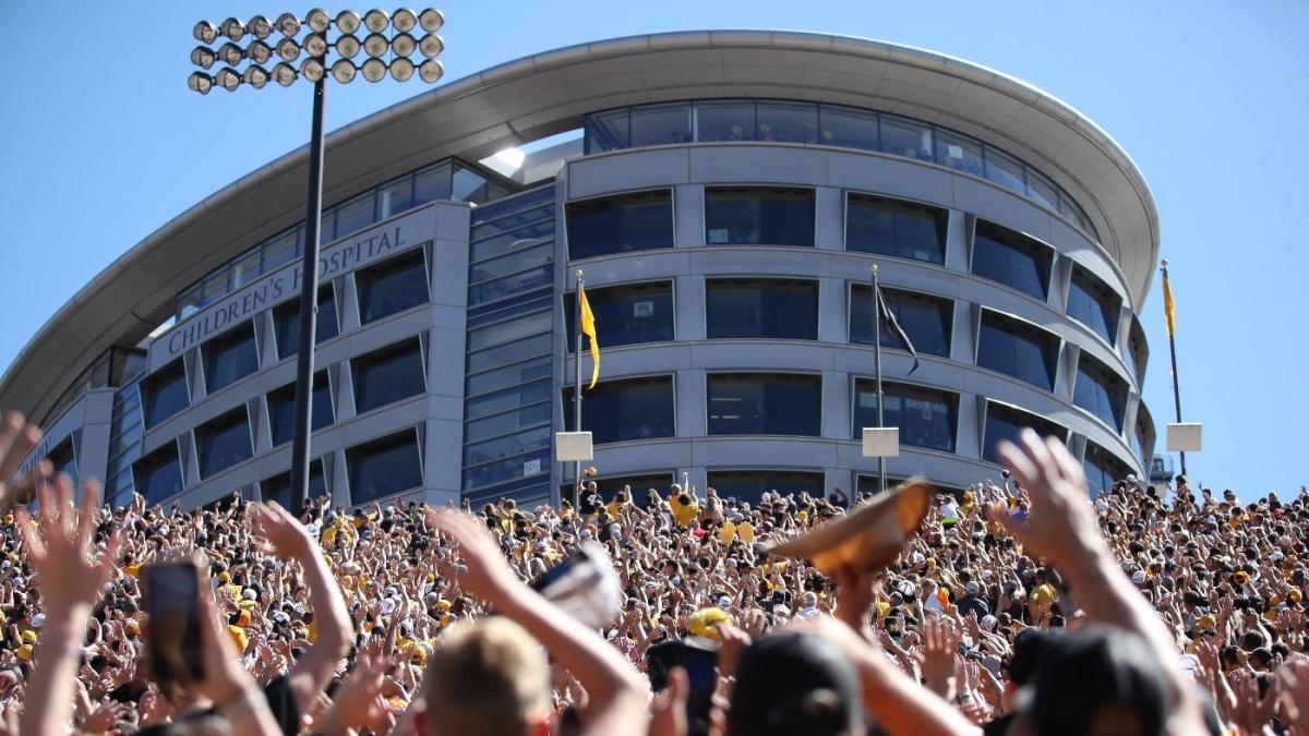 History of the Hawkeye Wave: How Iowa's iconic college football tradition began