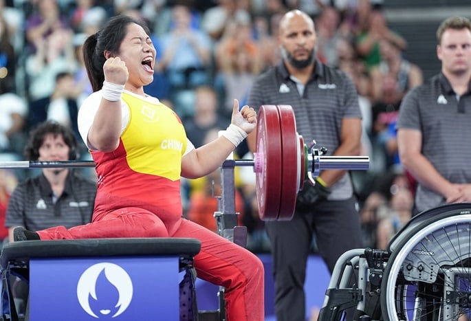 Chinese powerlifter harvests double happiness