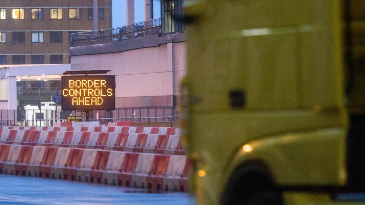 El hallazgo de un nuevo virus pone en jaque a camioneros europeos: pago de 10 euros en la frontera o no pasas