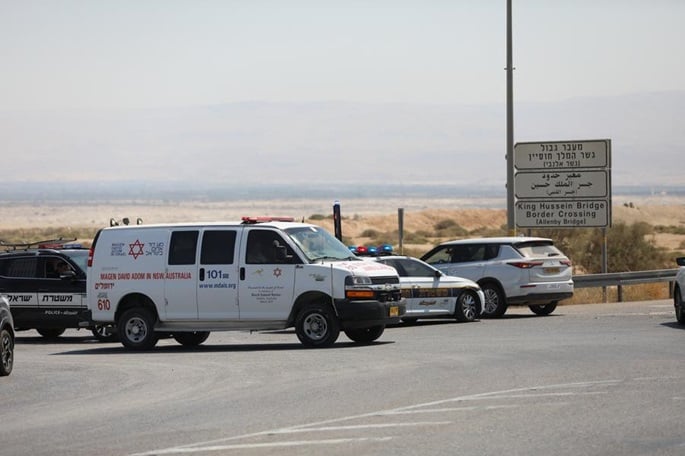 Israel, Jordan close border crossings after deadly shooting attack