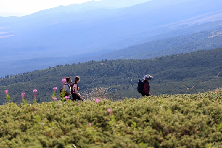 Good Mountain Hiking Conditions on Monday Morning, Rain Expected Later