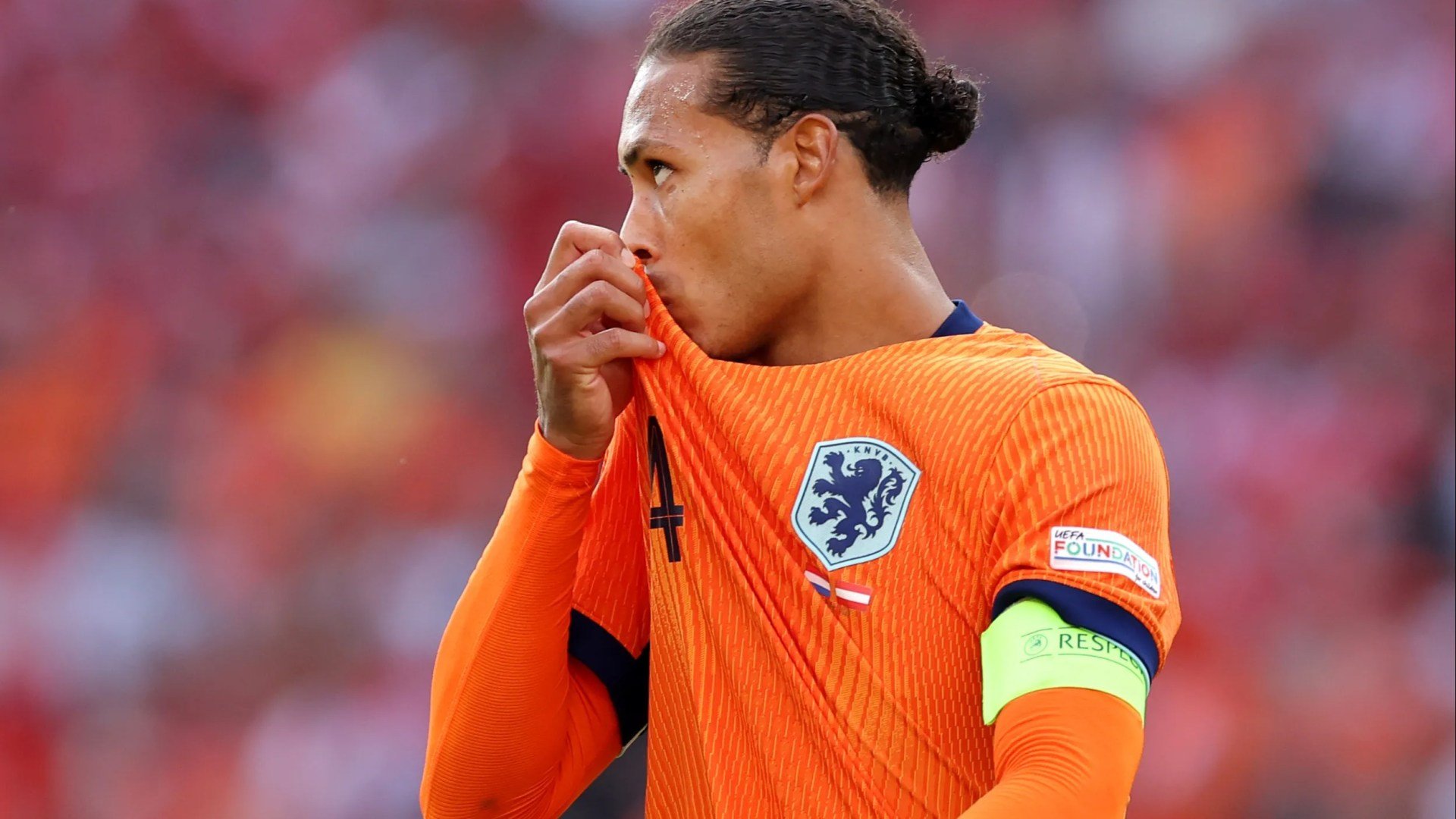 Virgil van Dijk appears to completely ignore Joshua Zirkzee before Netherlands match against Bosnia