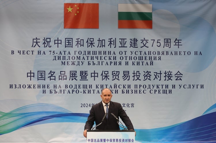 President Radev Expects Chinese Bank Branch to Open in Bulgaria, Beijing-Sofia Direct Air Service to Be Launched