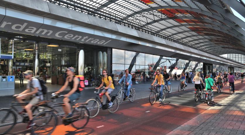 Amsterdam residents feeling less safe in traffic; Still refuse bike helmets