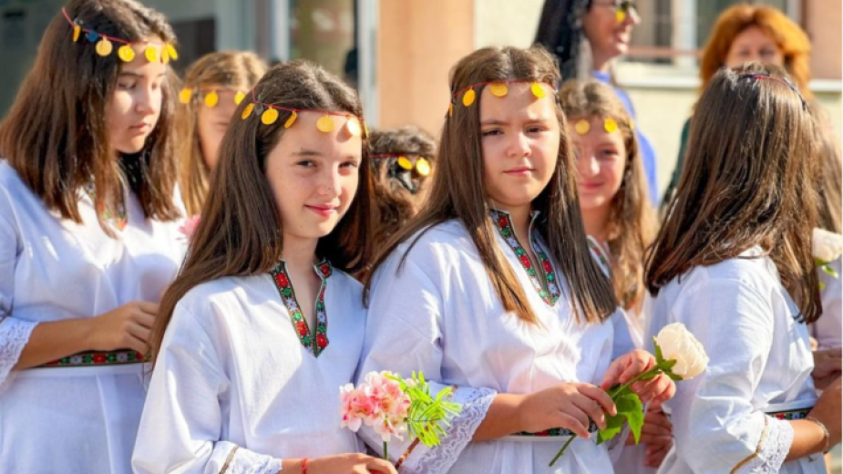 "Bulgarian embroidery" dress code for the first day of school in Kardzhali