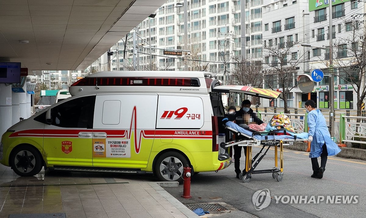 Ambulance transport time rises 22 pct amid doctor shortage at hospital ERs: report