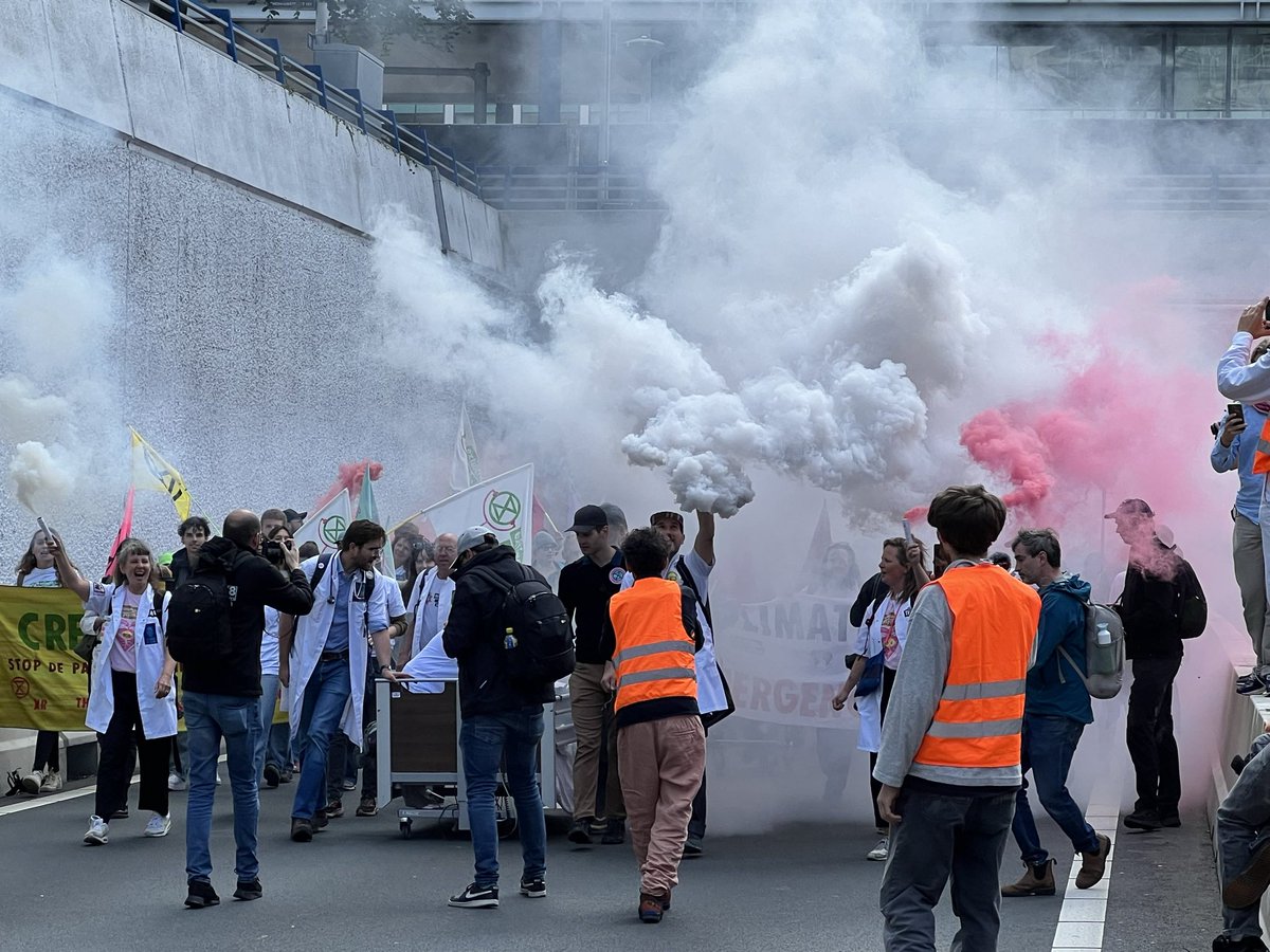 Police arrest 370 as they end The Hague A12 climate protest