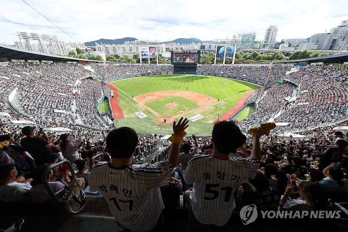 LG Twins breaks KBO single-season attendance record