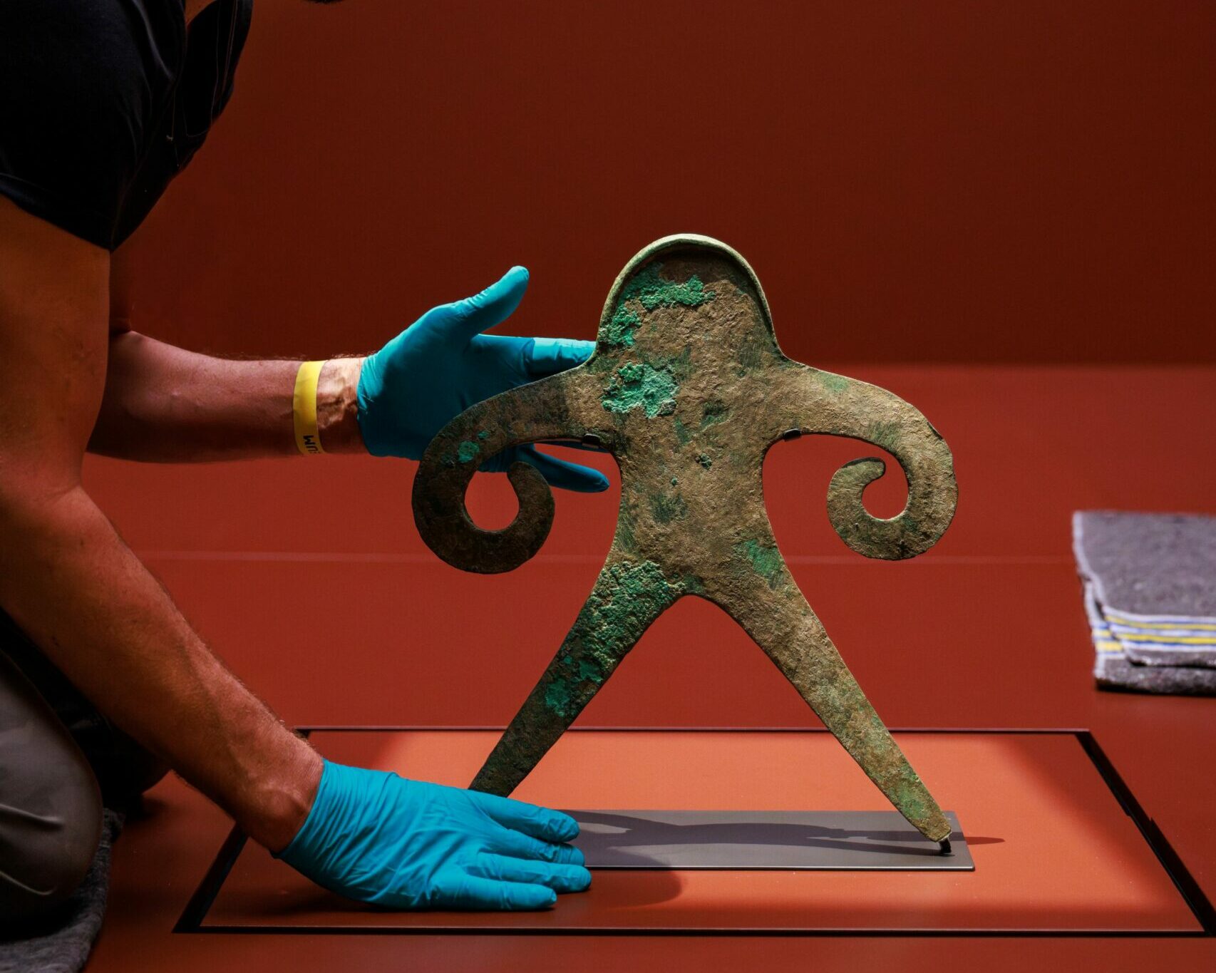 Secret mirrors, hidden scrolls: show of Asian Bronze old and new