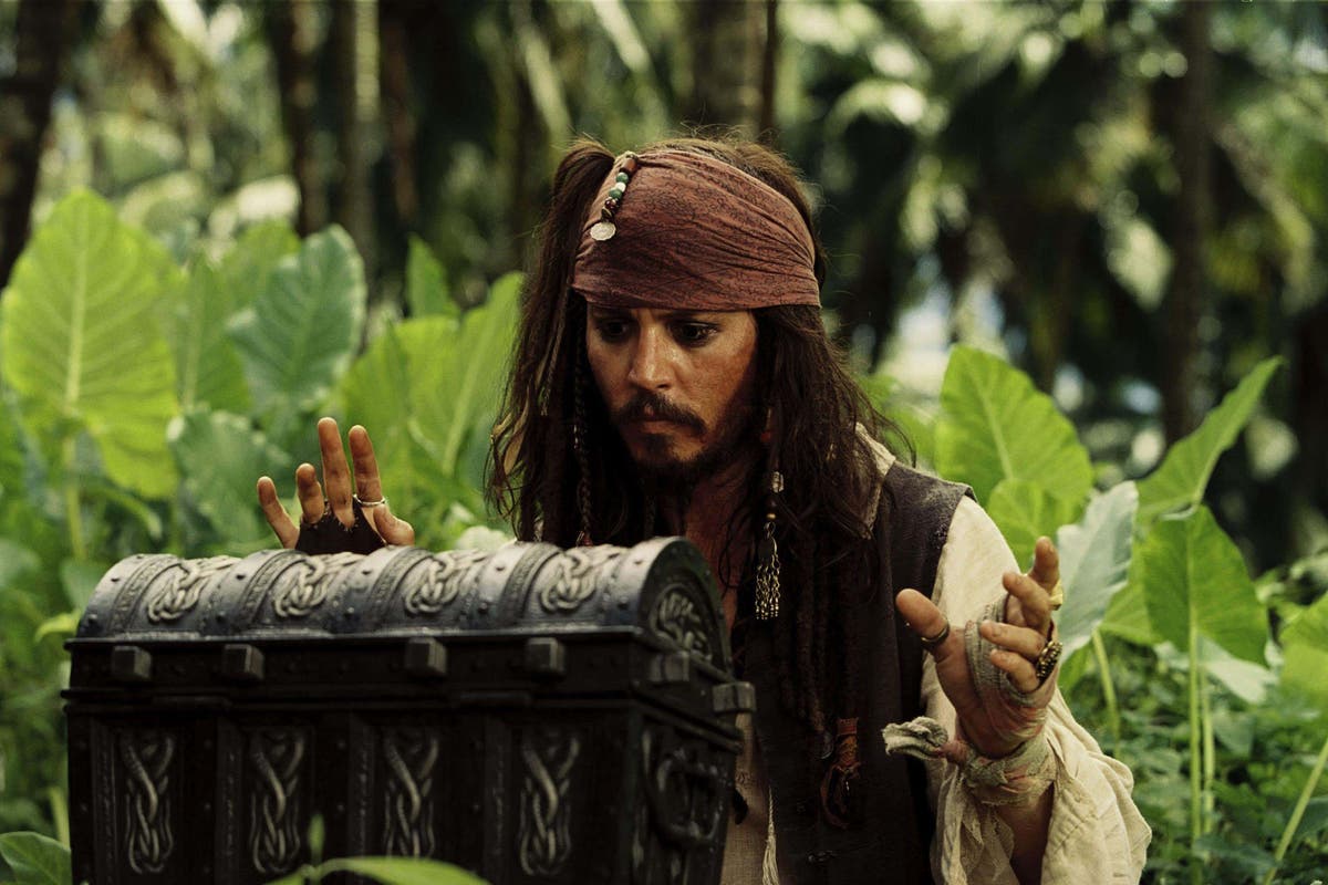 Johnny Depp surprises children in hospital dressed as Captain Jack Sparrow