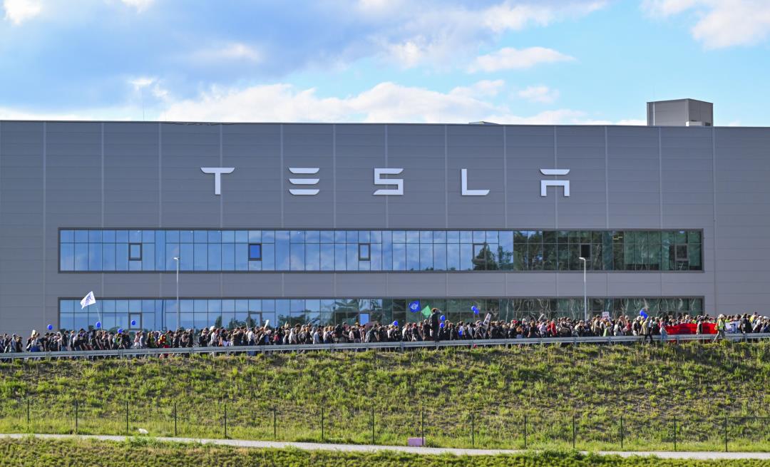 In Germany, Tesla Bosses Visit Homes of Workers Out Sick