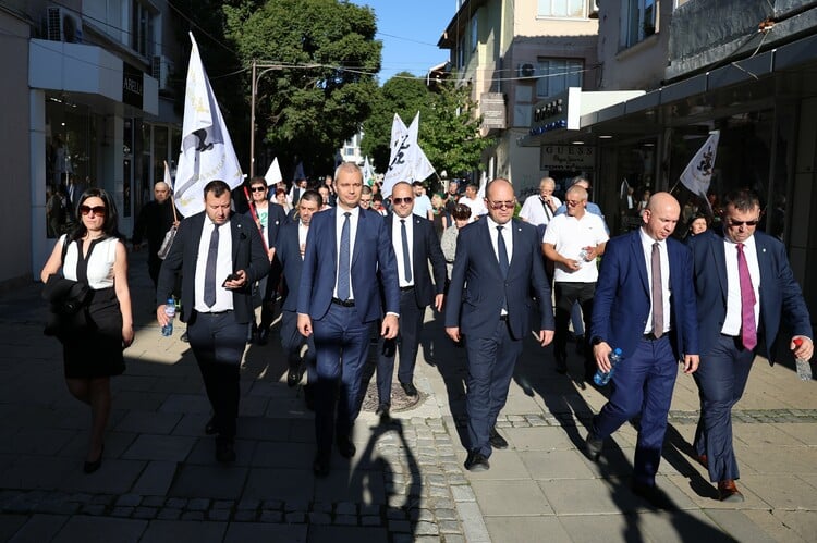 Vazrazhdane Kicks Off Election Campaign in Blagoevgrad with Procession and Meeting with Party Supporters