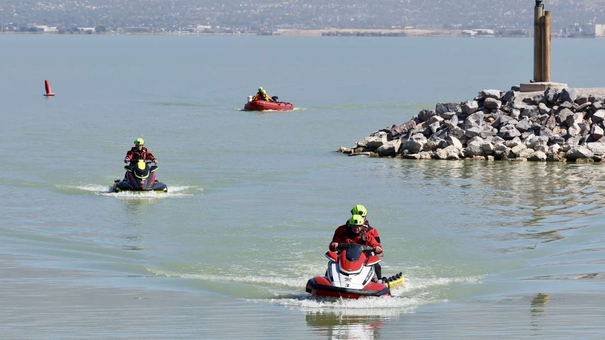 Plane crashes into Utah Lake; 2 occupants 'submerged for an extended amount of time'