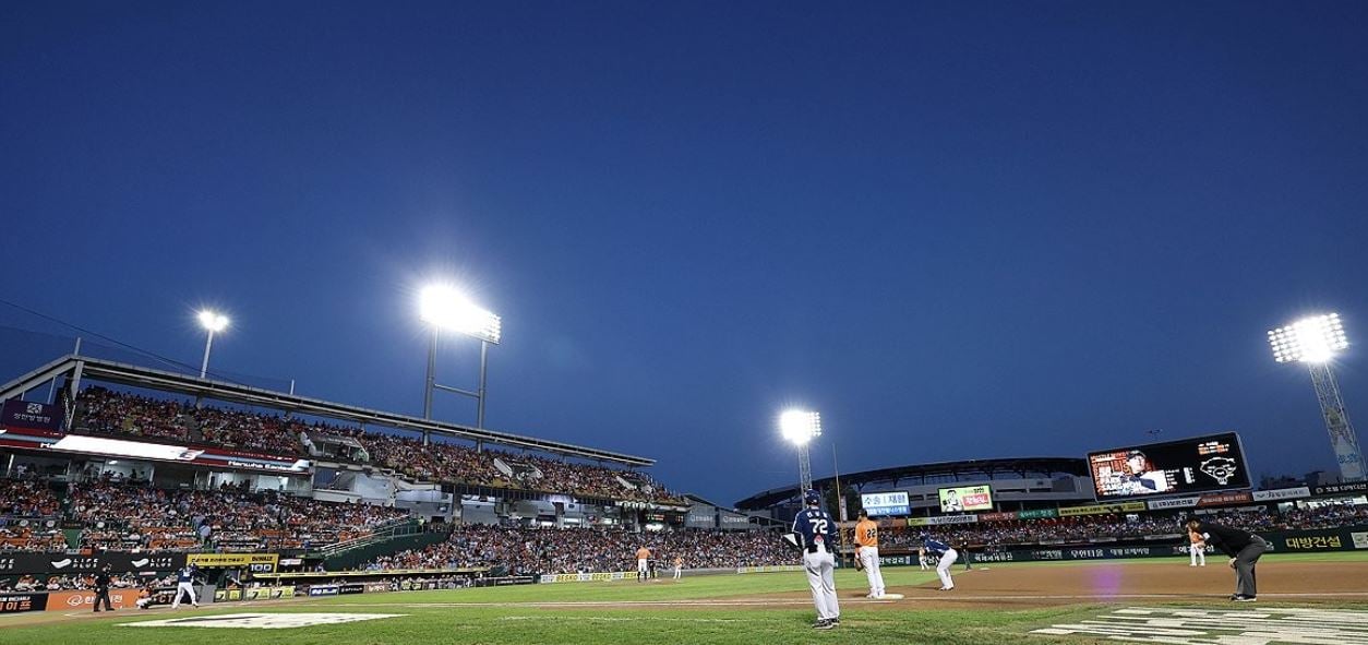 Hanwha Eagles lose final home game at oldest KBO stadium