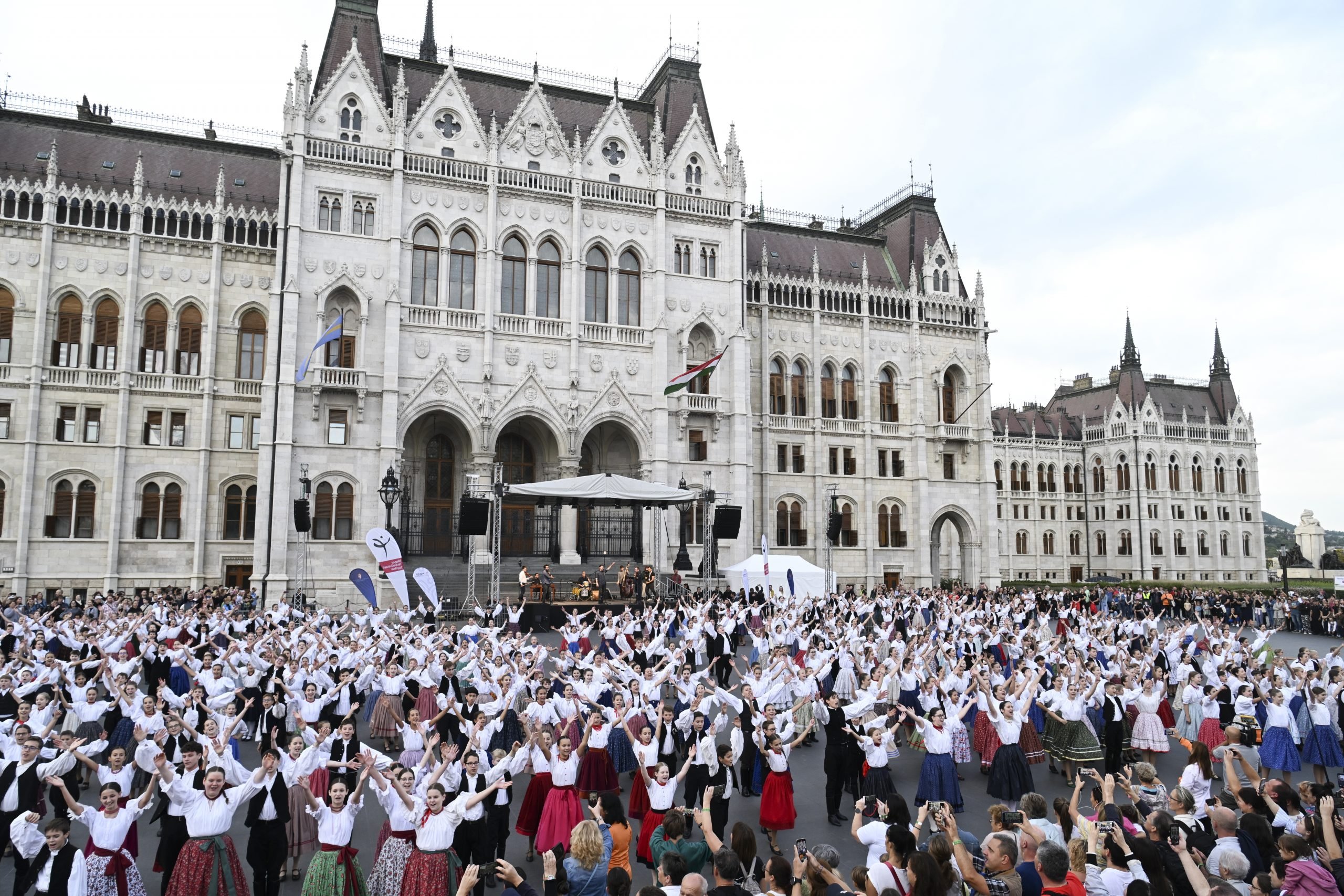 Folk Dancers Set Amazing Record on Budapest Square