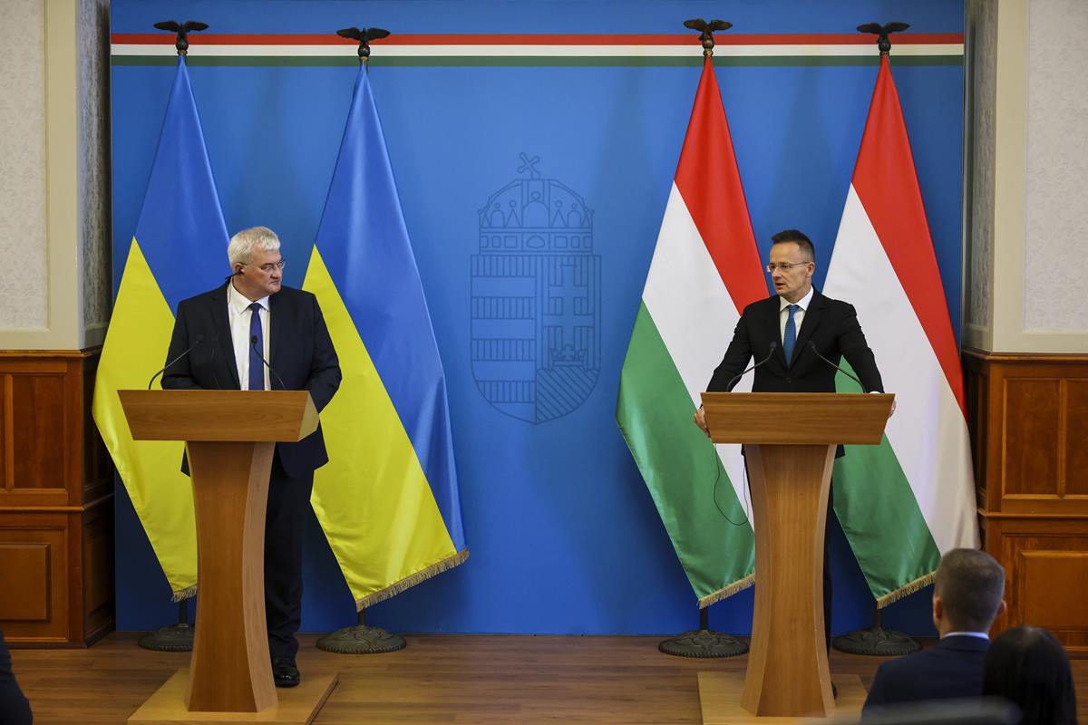 Hungarian and Ukrainian foreign ministers hold talks in Budapest to strengthen relations