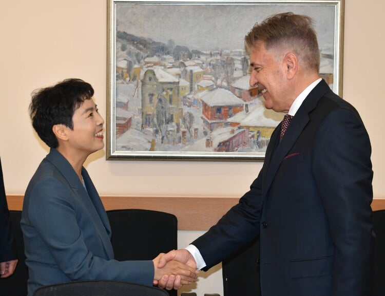 Bulgarian Economy Minister, Chinese Ambassador Discuss Bilateral Economic Cooperation