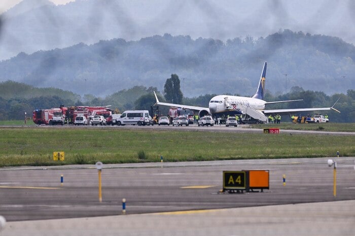 Passenger plane's tire bursts on landing-Orio airport closed