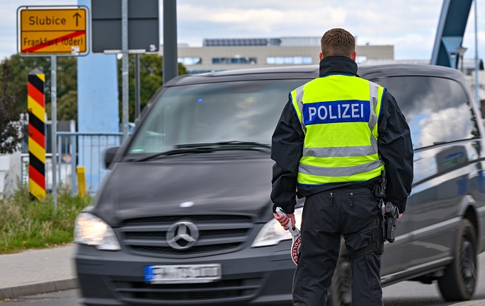 German border police stop 2,500 illegal crossings in 2 weeks