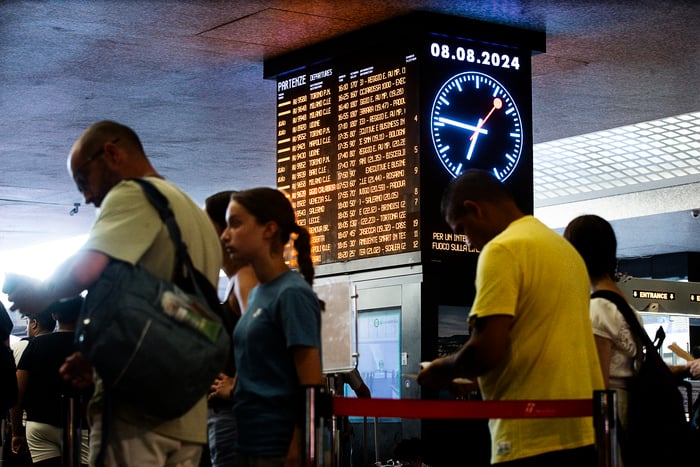 Tarp ends up on Rome-Civitavecchia train cables-major delays