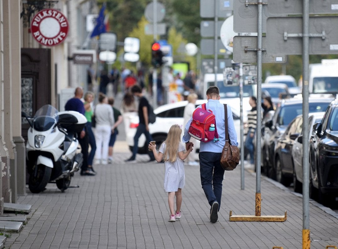 Survey: 40% of Latvians think of themselves as middle-class