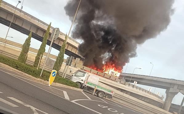 Vehicle on fire in Marsa creates traffic havoc