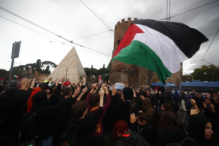 Pro Pal protesters gather, square sealed off in Rome