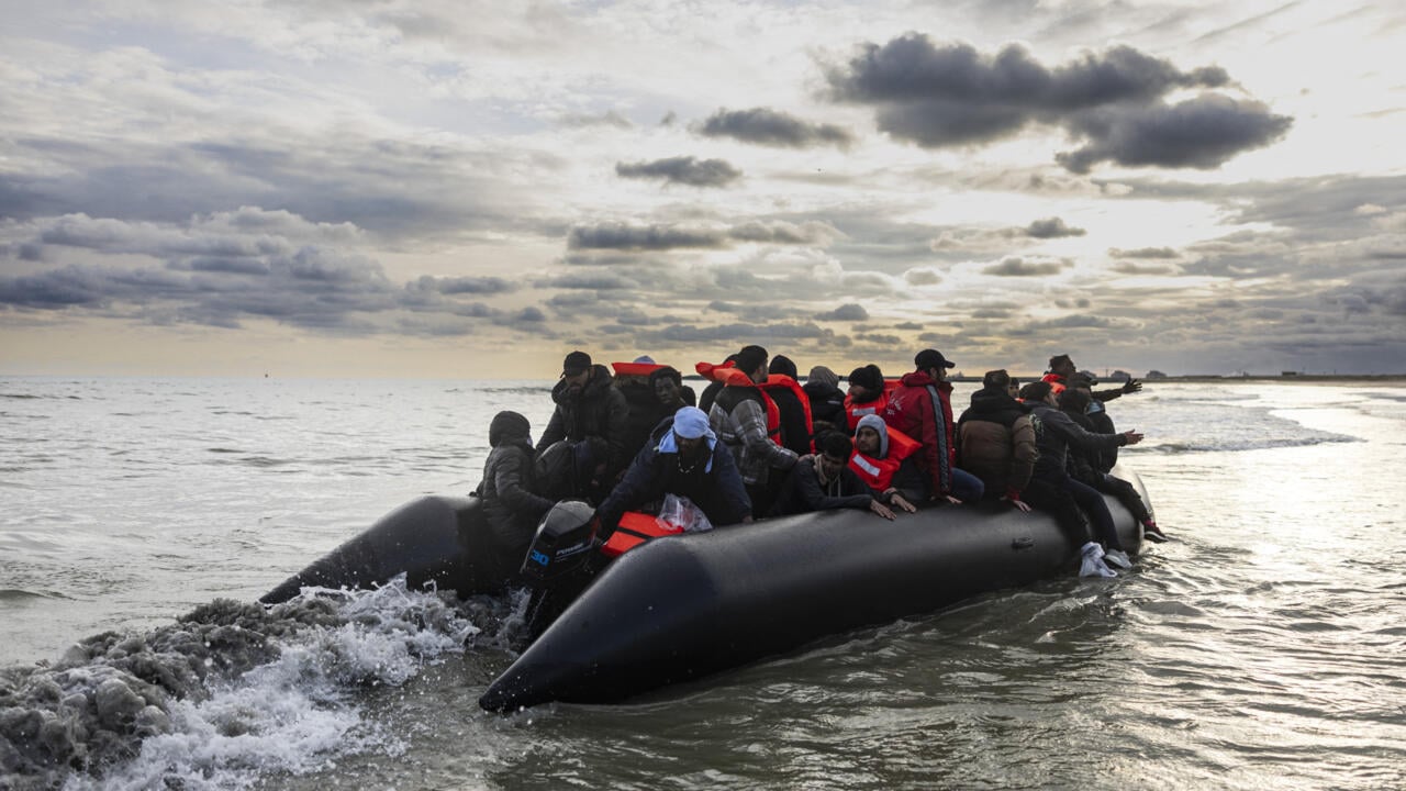 Minor dies crossing Channel to Britain, French officials say