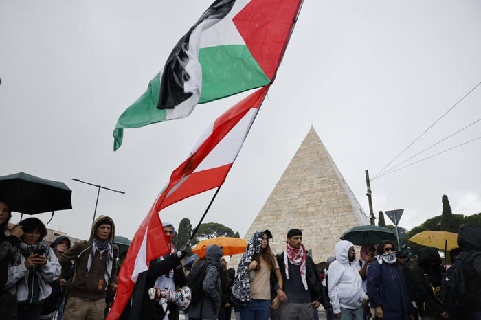 Thousands attend banned pro-Palestinian march in Rome