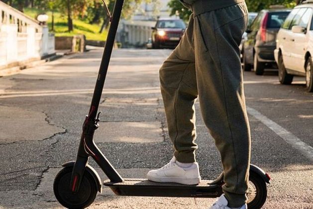 Ban on e-scooters on public transport to come into effect tomorrow 