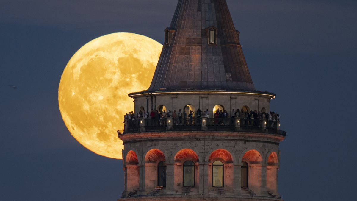 Harvest Moon Supermoon lunar eclipse delights skywatchers worldwide (photos)