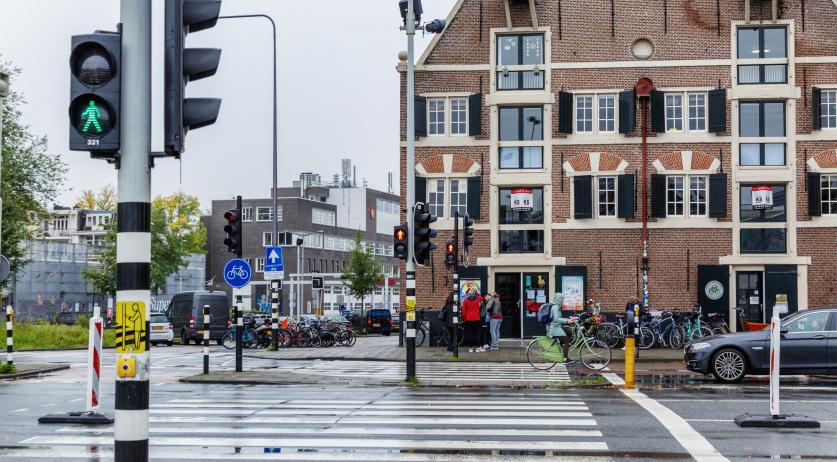 Tens of thousands of Dutch traffic lights vulnerable to hackers: report