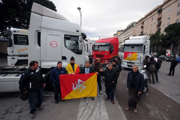 Truckers say may strike in 'hot autumn'