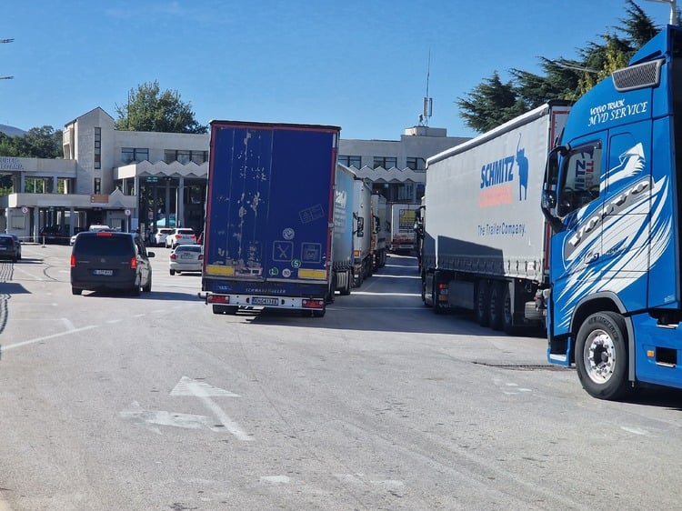 Heavy Ouytboubd Truck Taffic Reported on Greek, Romanian Borders