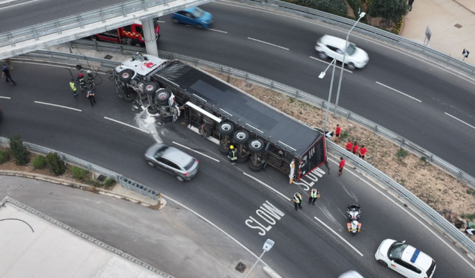  Truck topples over on Triq il-Kunsill Tal-Ewropa 