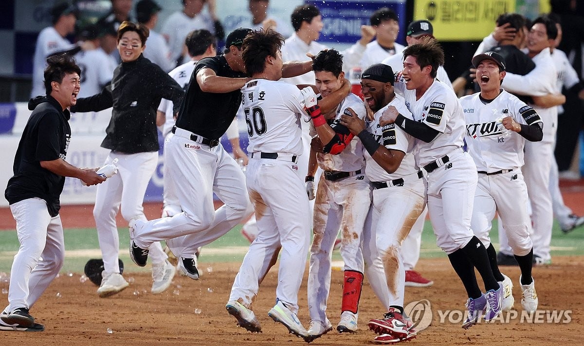 (LEAD) Wiz walk off Twins to stay alive in KBO postseason