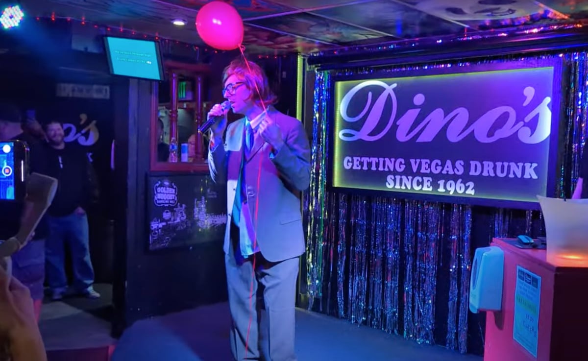 Watch A Disguised Chris Martin Sing Coldplay At A Las Vegas Karaoke Bar