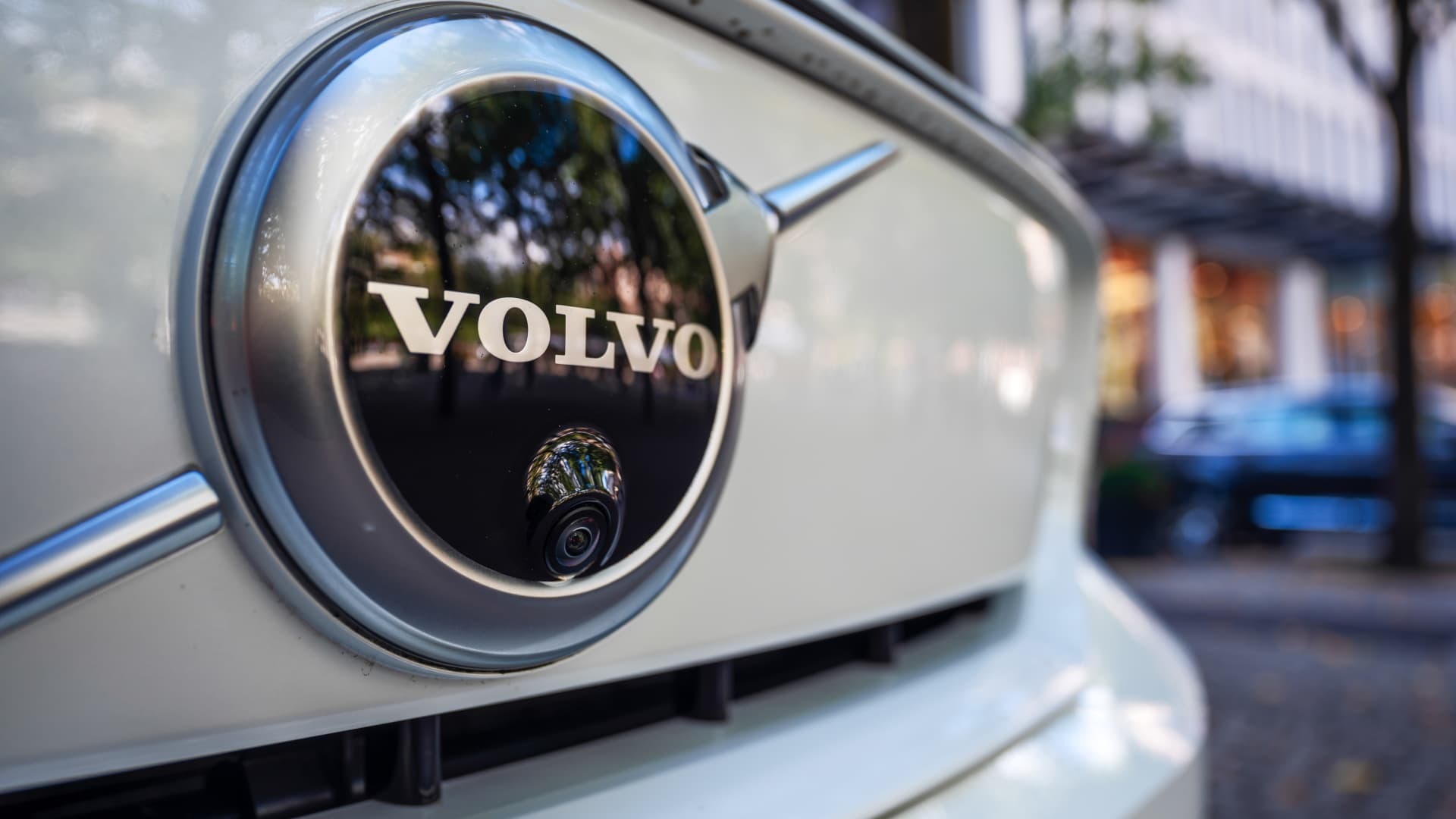 Sweden's Volvo Cars says deputy CEO to step down as EV demand slows