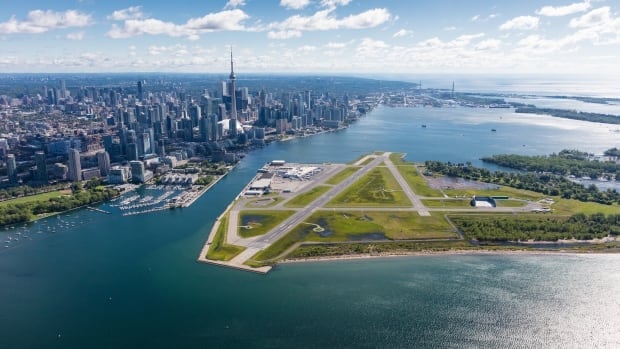 Toronto city council votes to extend runway at Billy Bishop airport