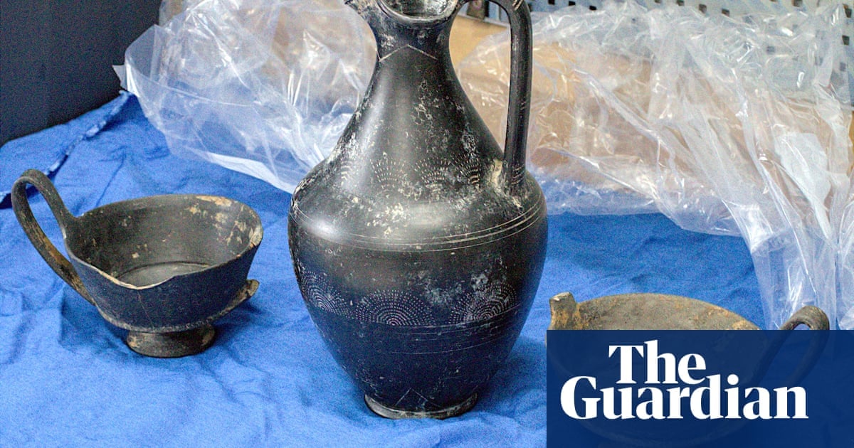 Danish family seek to return Etruscan objects bought from boot of car in Italy