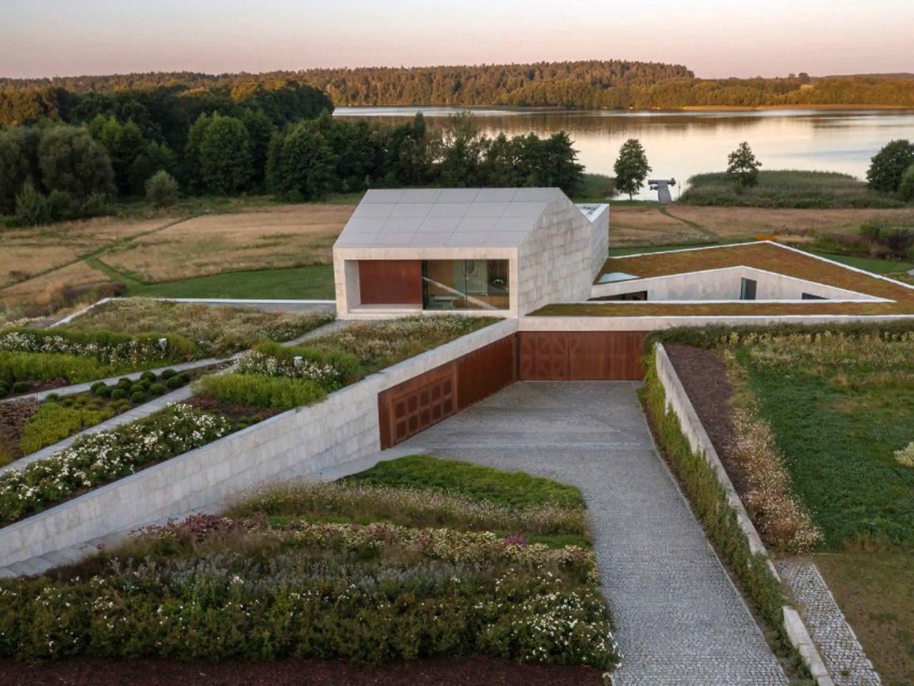 The Loop House Merges The Old & New, And Throws In A Garden Roof In The Mix Too