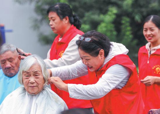 Xi extends greetings to elderly to mark Seniors' Day