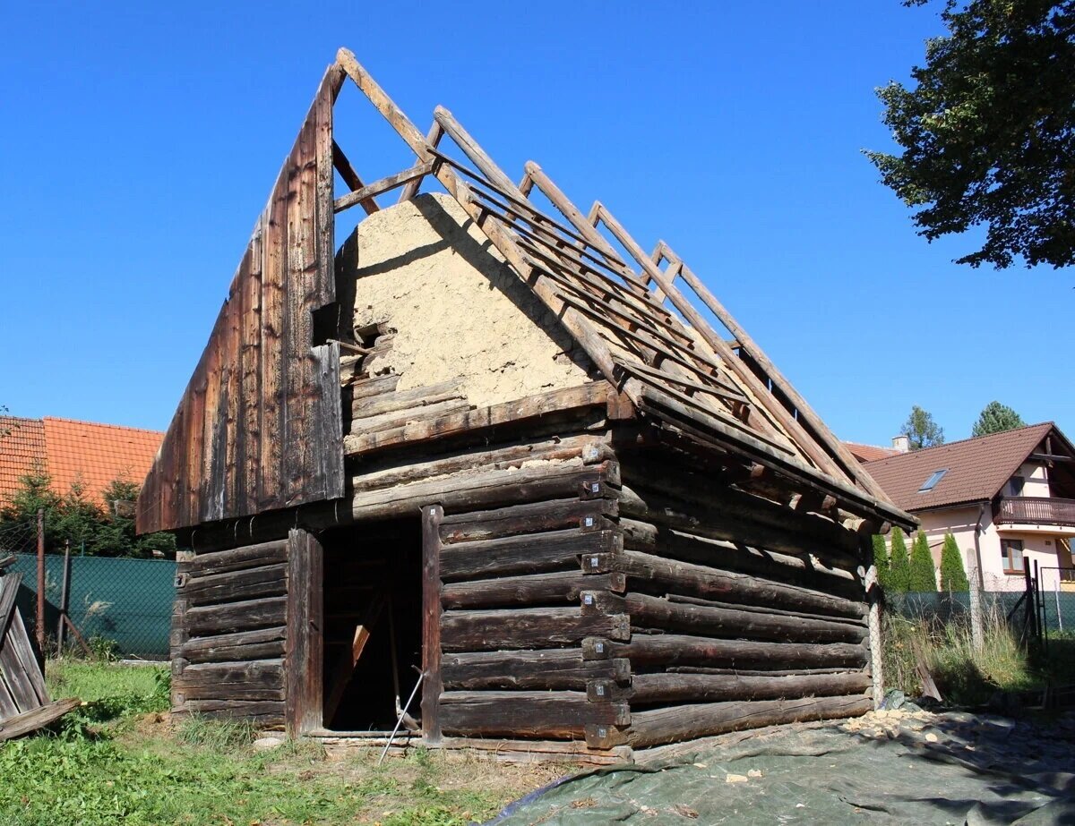 The last original granary in Pribylina is heading to the museum