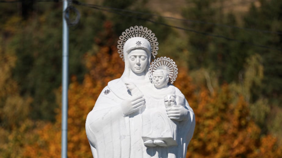 Six metre statue of the Virgin with Child inaugurated in Razlog