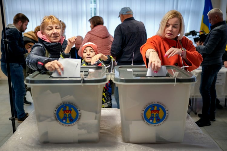 Moldova Votes in Presidential Elections, EU Membership Referendum on Sunday