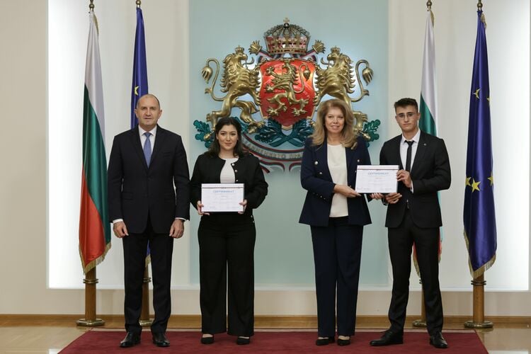 President, Vice President Present Certificates to Students Who Were in Their Shoes for One Day